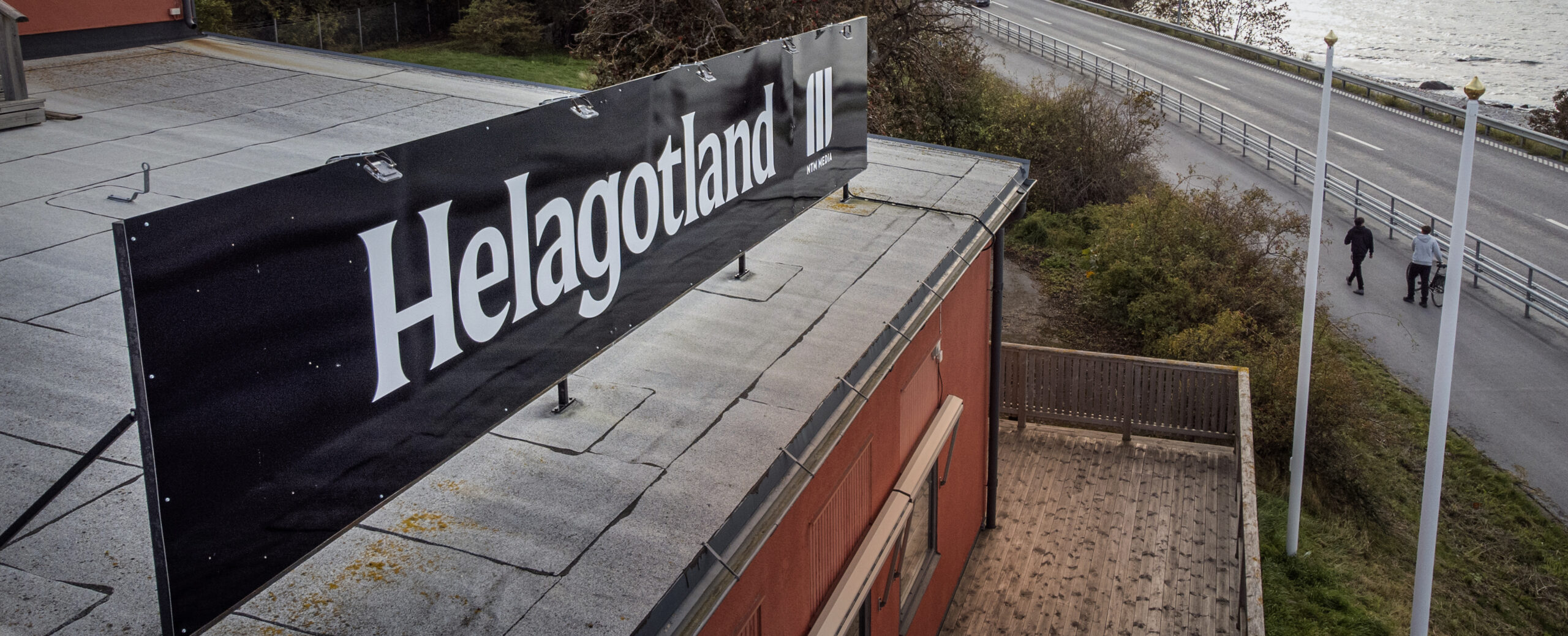 Skylt med Helagotland på en byggnad på Gotland.